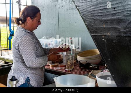 Cooking for Commuity Anne, eine historische Gangsterbesitzerin, die im Old Harbour vor Anker liegt, kocht einmal im Monat eine Mahlzeit für die umliegenden Nachbarn in der historischen Werft von Koningspoort. Rotterdam, Niederlande. MRYES Rotterdam Oude Haven / Koningspoort Zuid-Holland Nederland Copyright: XGuidoxKoppesxPhotox Stockfoto