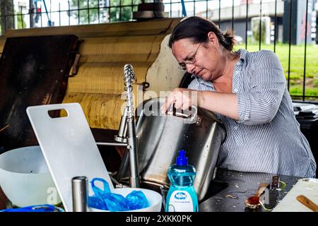 Cooking for Commuity Anne, eine historische Gangsterbesitzerin, die im Old Harbour vor Anker liegt, kocht einmal im Monat eine Mahlzeit für die umliegenden Nachbarn in der historischen Werft von Koningspoort. Rotterdam, Niederlande. MRYES Rotterdam Oude Haven / Koningspoort Zuid-Holland Nederland Copyright: XGuidoxKoppesxPhotox Stockfoto