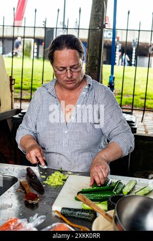 Cooking for Commuity Anne, eine historische Gangsterbesitzerin, die im Old Harbour vor Anker liegt, kocht einmal im Monat eine Mahlzeit für die umliegenden Nachbarn in der historischen Werft von Koningspoort. Rotterdam, Niederlande. MRYES Rotterdam Oude Haven / Koningspoort Zuid-Holland Nederland Copyright: XGuidoxKoppesxPhotox Stockfoto