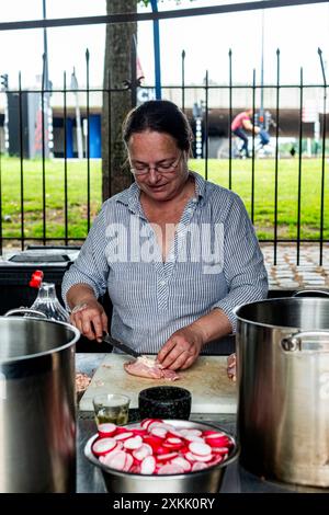 Cooking for Commuity Anne, eine historische Gangsterbesitzerin, die im Old Harbour vor Anker liegt, kocht einmal im Monat eine Mahlzeit für die umliegenden Nachbarn in der historischen Werft von Koningspoort. Rotterdam, Niederlande. MRYES Rotterdam Oude Haven / Koningspoort Zuid-Holland Nederland Copyright: XGuidoxKoppesxPhotox Stockfoto