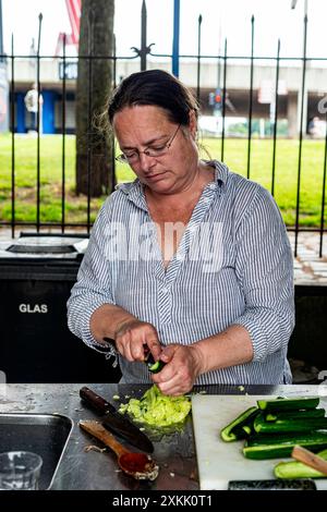 Cooking for Commuity Anne, eine historische Gangsterbesitzerin, die im Old Harbour vor Anker liegt, kocht einmal im Monat eine Mahlzeit für die umliegenden Nachbarn in der historischen Werft von Koningspoort. Rotterdam, Niederlande. MRYES Rotterdam Oude Haven / Koningspoort Zuid-Holland Nederland Copyright: XGuidoxKoppesxPhotox Stockfoto