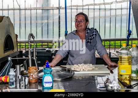 Cooking for Commuity Anne, eine historische Gangsterbesitzerin, die im Old Harbour vor Anker liegt, kocht einmal im Monat eine Mahlzeit für die umliegenden Nachbarn in der historischen Werft von Koningspoort. Rotterdam, Niederlande. MRYES Rotterdam Oude Haven / Koningspoort Zuid-Holland Nederland Copyright: XGuidoxKoppesxPhotox Stockfoto