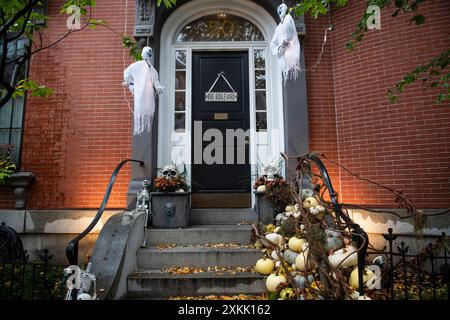 Boston, Massachusetts, USA - 29. Oktober 2023: Blick auf einen dekorierten Eingang zu einem Wohngebäude mit Halloween-Dekoration im Charlestown n Stockfoto