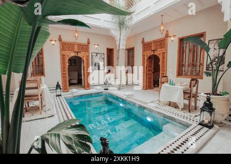 Ein wunderschönes, traditionelles marokkanisches Riad in marrakesch mit schöner Terrasse und Pool und fantastischem Frühstück. Die Zimmer sind sehr komfortabel Stockfoto