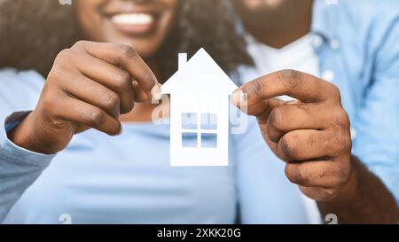 Nahaufnahme der afrikanischen Paar hält Holzhaus Stockfoto