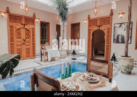 Ein wunderschönes, traditionelles marokkanisches Riad in marrakesch mit schöner Terrasse und Pool und fantastischem Frühstück. Die Zimmer sind sehr komfortabel Stockfoto