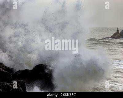 Big stürmischen Wellen. Fokus auf den Vordergrund Welle. Stockfoto