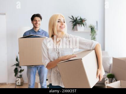 Ein Junges Paar Mit Kisten, Während Er In Die Neue Wohnung Zieht Stockfoto