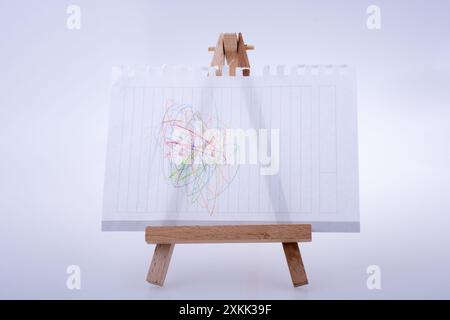 Weißes Blatt Papier setzen auf Stativ für die Malerei auf weißem Hintergrund Stockfoto
