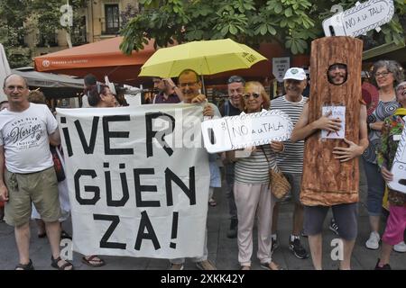 Madrid, Madrid, SPANIEN. Juli 2024. Protest auf der Plaza de Santa Ana in Madrid gegen die Intervention, die in der emblematischen Enklave zur Umgestaltung des Tiefgaragenparkplatzes durchgeführt wird, und dass der stadtrat von Madrid 30 Bäume Fällen will (Credit Image: © Richard Zubelzu/ZUMA Press Wire) NUR REDAKTIONELLE VERWENDUNG! Nicht für kommerzielle ZWECKE! Stockfoto