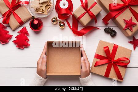 Frauenhände halten eine leere Weihnachtsgeschenkbox Stockfoto
