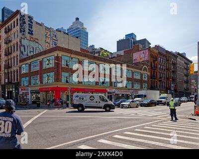 NYC Chinatown: Oltarsh Building, ein dreistöckiges Geschäftsgebäude an der Canal Street und Lafayette Street, beherbergt das Banksy Museum über den Geschäften im Erdgeschoss. Stockfoto