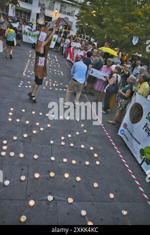 Madrid, Madrid, SPANIEN. Juli 2024. Protest auf der Plaza de Santa Ana in Madrid gegen die Intervention, die in der emblematischen Enklave zur Umgestaltung des Tiefgaragenparkplatzes durchgeführt wird, und dass der stadtrat von Madrid 30 Bäume Fällen will (Credit Image: © Richard Zubelzu/ZUMA Press Wire) NUR REDAKTIONELLE VERWENDUNG! Nicht für kommerzielle ZWECKE! Stockfoto