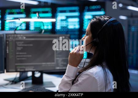 Support-Spezialist für Rechenzentren, der Aktivitäten zur Systemintegration durchführt und das Engineering-Team bei der Hardwarewartung unterstützt. Mitarbeiter im Server Hub, der Techniker koordiniert Stockfoto