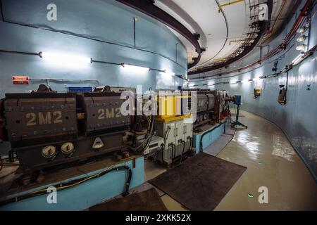 Supraleitender Ring-Elektromagnet im Zyklotronteilchenbeschleuniger. Stockfoto