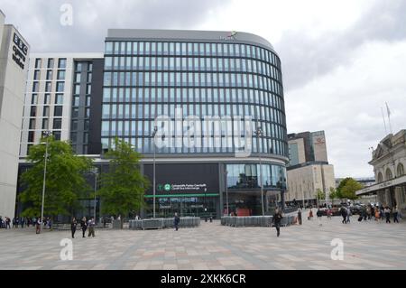 Der kürzlich erbaute Cardiff Bus Interchange und Legal & General Offices. Central Square, Cardiff, Wales, Vereinigtes Königreich. Juni 2024. Stockfoto