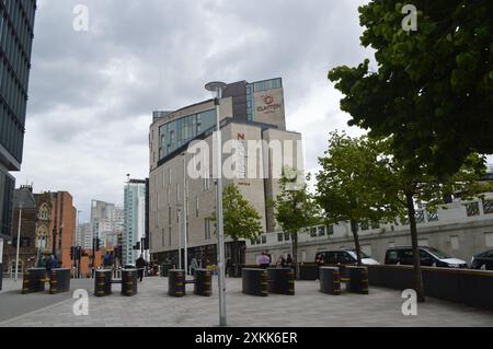 Blick auf mehrere Hotels in der Nähe des Cardiff Central Station, einschließlich Sleeperz, Clayton und Radisson Blu in der Ferne. Juni 2024. Stockfoto