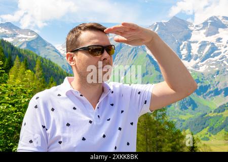 Ein 40-jähriger Mann in einem weißen Hemd vor alpenländischem Hintergrund. Stockfoto