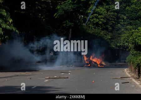 Dhaka, Bangladesch. Juli 2024. Bangladeschs Polizeipersonal feuert Tränengranaten ab, während Studenten während der Demonstration an der Universität Dhaka protestieren. Bangladeschische Studenten trauern um ihre Klassenkameraden, die bei Protesten über die Einstellungsregeln für den öffentlichen Dienst getötet wurden. Die Regierung ordnete daraufhin die unbestimmte Schließung von Schulen landesweit an, um die Ordnung wiederherzustellen. Laut Polizeiberichten stießen Demonstranten, die sich gegen Quoten für Regierungsjobs aussprachen, mit Gegenprotestierenden, die der Regierungspartei loyal sind. (Foto: Sazzad Hossain/SOPA Images/SIPA USA) Credit: SIPA USA/Alamy Live News Stockfoto