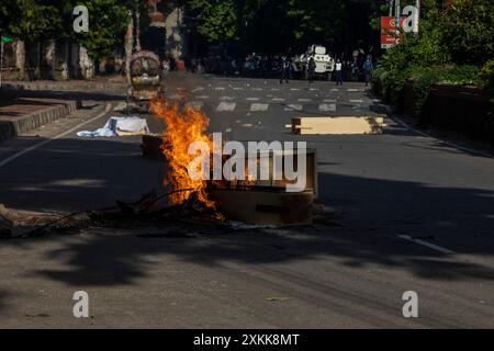 Dhaka, Bangladesch. Juli 2024. Die Schüler haben während der Demonstration Holz angezündet. Bangladeschische Studenten trauern um ihre Klassenkameraden, die bei Protesten über die Einstellungsregeln für den öffentlichen Dienst getötet wurden. Die Regierung ordnete daraufhin die unbestimmte Schließung von Schulen landesweit an, um die Ordnung wiederherzustellen. Laut Polizeiberichten stießen Demonstranten, die sich gegen Quoten für Regierungsjobs aussprachen, mit Gegenprotestierenden, die der Regierungspartei loyal sind. (Foto: Sazzad Hossain/SOPA Images/SIPA USA) Credit: SIPA USA/Alamy Live News Stockfoto