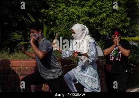 Dhaka, Bangladesch. Juli 2024. Demonstranten verlassen den Campus während der Demonstration. Bangladeschische Studenten trauern um ihre Klassenkameraden, die bei Protesten über die Einstellungsregeln für den öffentlichen Dienst getötet wurden. Die Regierung ordnete daraufhin die unbestimmte Schließung von Schulen landesweit an, um die Ordnung wiederherzustellen. Laut Polizeiberichten stießen Demonstranten, die sich gegen Quoten für Regierungsjobs aussprachen, mit Gegenprotestierenden, die der Regierungspartei loyal sind. (Foto: Sazzad Hossain/SOPA Images/SIPA USA) Credit: SIPA USA/Alamy Live News Stockfoto