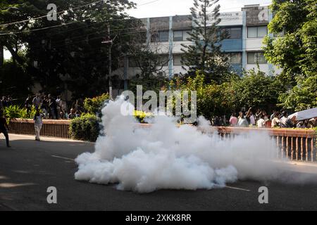 Dhaka, Bangladesch. Juli 2024. Bangladeschs Polizeipersonal feuert Tränengranaten ab, während Studenten während der Demonstration an der Universität Dhaka protestieren. Bangladeschische Studenten trauern um ihre Klassenkameraden, die bei Protesten über die Einstellungsregeln für den öffentlichen Dienst getötet wurden. Die Regierung ordnete daraufhin die unbestimmte Schließung von Schulen landesweit an, um die Ordnung wiederherzustellen. Laut Polizeiberichten stießen Demonstranten, die sich gegen Quoten für Regierungsjobs aussprachen, mit Gegenprotestierenden, die der Regierungspartei loyal sind. (Foto: Sazzad Hossain/SOPA Images/SIPA USA) Credit: SIPA USA/Alamy Live News Stockfoto