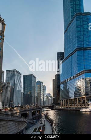 Chicago, IL, USA - März 2019: Golden Sunset Reflections: Wolkenkratzer am Chicago River Stockfoto