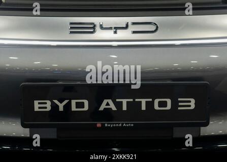 Kuala Lumpur, Malaysia. Juli 2024. BYD-Markenlogo auf dem BYD Atto 3-Fahrzeug auf der EVX expo in Setia Alam. (Foto: Faris Hadziq/SOPA Images/SIPA USA) Credit: SIPA USA/Alamy Live News Stockfoto