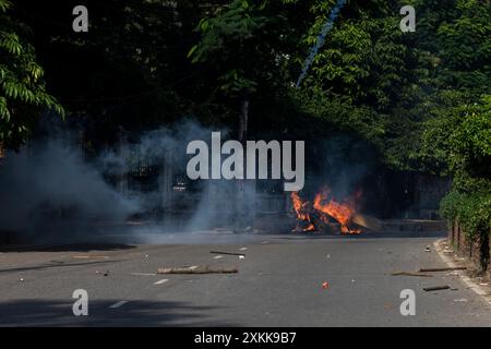 17. Juli 2024, Dhaka, Bangladesch: Bangladesch Polizeikräfte feuern Tränengranaten ab, während Studenten während der Demonstration an der Universität Dhaka protestieren. Bangladeschische Studenten trauern um ihre Klassenkameraden, die bei Protesten über die Einstellungsregeln für den öffentlichen Dienst getötet wurden. Die Regierung ordnete daraufhin die unbestimmte Schließung von Schulen landesweit an, um die Ordnung wiederherzustellen. Laut Polizeiberichten stießen Demonstranten, die sich gegen Quoten für Regierungsjobs aussprachen, mit Gegenprotestierenden, die der Regierungspartei loyal sind. (Credit Image: © Sazzad Hossain/SOPA Images via ZUMA Press Wire) NUR REDAKTIONELLE VERWENDUNG! Nicht für kommerzielle USA Stockfoto