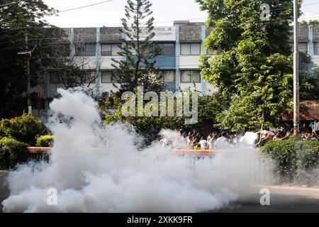 17. Juli 2024, Dhaka, Bangladesch: Bangladesch Polizeikräfte feuern Tränengranaten ab, während Studenten während der Demonstration an der Universität Dhaka protestieren. Bangladeschische Studenten trauern um ihre Klassenkameraden, die bei Protesten über die Einstellungsregeln für den öffentlichen Dienst getötet wurden. Die Regierung ordnete daraufhin die unbestimmte Schließung von Schulen landesweit an, um die Ordnung wiederherzustellen. Laut Polizeiberichten stießen Demonstranten, die sich gegen Quoten für Regierungsjobs aussprachen, mit Gegenprotestierenden, die der Regierungspartei loyal sind. (Credit Image: © Sazzad Hossain/SOPA Images via ZUMA Press Wire) NUR REDAKTIONELLE VERWENDUNG! Nicht für kommerzielle USA Stockfoto