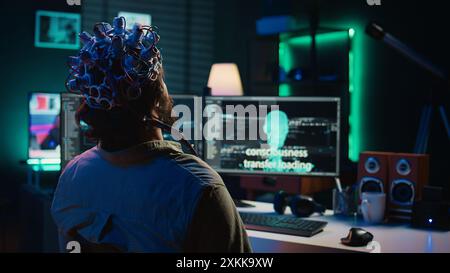 Ingenieur mit EEG-Headset für die Programmierung von Gehirnübertragungen in die virtuelle Computerwelt und die Verschmelzung mit künstlicher Intelligenz. Transhumanist nutzt Neurowissenschaft, um digitale Seele zu gewinnen, Kamera B Stockfoto
