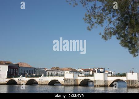 Die römische Brücke über den Fluss Gilao in Tavira, Algarve, Portugal Stockfoto