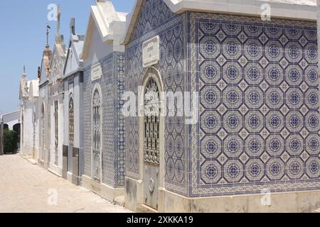 Blick auf die Nekropole von den Toren der Igreja Carmo in der Stadt Fuseta, Algarve, Portugal Stockfoto