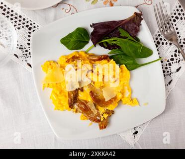 Klassisches spanisches Rührei mit Pilzen, Käse und Gemüse Stockfoto