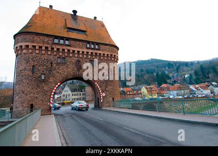 turm auf der Stadtseite der Steinbrücke über den Main - Miltenberg, Deutschland Stockfoto