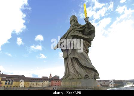 St. Burchard-Statue auf der Alten Mainbrücke – erbaut 1543 und religiöse Statuen wurden 1730 hinzugefügt – Würzburg, Bayern, Deutschland Stockfoto