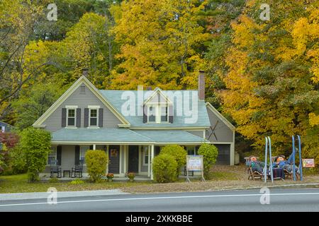 Haus- und Halloween-Dekoration im Schlepptau von Glen, White Mountains, Carroll County, New Hampshire, New England, Ostküste, USA Stockfoto