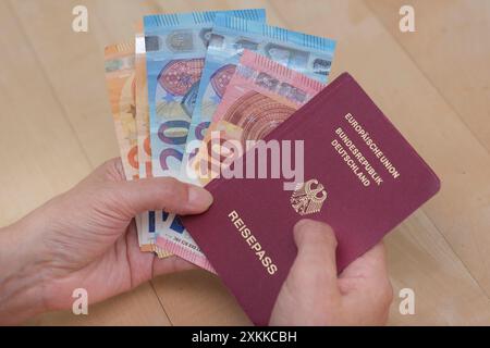 Hand hält einen deutschen Reisepass und Euroscheine *** Hand hält einen deutschen Reisepass und Euro-Banknoten Nordrhein-Westfalen Deutschland, Deutschland GMS16585 Stockfoto