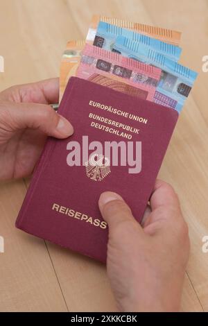 Hand hält einen deutschen Reisepass und Euroscheine *** Hand hält einen deutschen Reisepass und Euro-Banknoten Nordrhein-Westfalen Deutschland, Deutschland GMS16587 Stockfoto