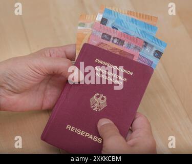 Hand hält einen deutschen Reisepass und Euroscheine *** Hand hält einen deutschen Reisepass und Euro-Banknoten Nordrhein-Westfalen Deutschland, Deutschland GMS16586 Stockfoto