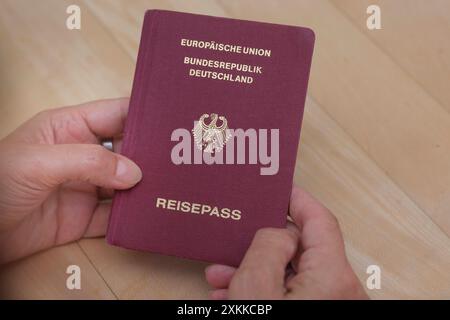 Hand hält einen deutschen Reisepass *** Hand hält einen deutschen Reisepass Nordrhein-Westfalen Deutschland, Deutschland GMS16589 Stockfoto