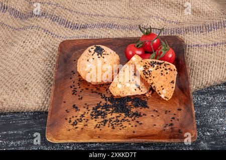 Traditionelle türkische würzige Surkkäse-Kugeln mit Olivenöl von Hatay in der Türkei. (Türkischer Name; Surk peynir) Stockfoto