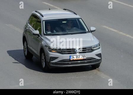 ISTANBUL – TÜRKEI – 20. JUNI 2023 : Volkswagen T-Roc ist ein subkompakter Crossover-SUV des deutschen Automobilherstellers Volkswagen. Stockfoto