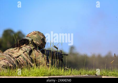 Ein Soldat der 3. Division Sustainment Brigade, 3. Infanteriedivision, feuert am 23. Juli 2024 eine automatische M249-Einheit auf Fort Stewart in Georgia ab. Der 3. DSB testet Soldaten und Teams mit individuellen und kollektiven Verteidigungs- und Konvoi-Live-Feuerübungen, um sicherzustellen, dass kritische Logistik- und Missionsführungssysteme auf jedem Schlachtfeld geschützt werden können. (Foto der US-Armee von SPC. Elsi Delgado) Stockfoto
