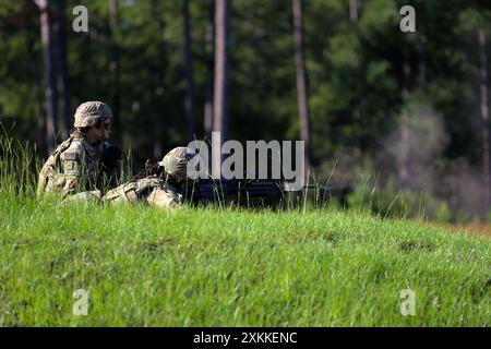 Soldaten der US-Armee, die der 3. Division Sustainment Brigade, 3. Infanteriedivision, zugewiesen wurden, feuerten am 23. Juli 2024 eine M249 Squad Automatic Waffe auf Fort Stewart, Georgia ab. Der 3. DSB testet Soldaten und Teams mit individuellen und kollektiven Verteidigungs- und Konvoi-Live-Feuerübungen, um sicherzustellen, dass kritische Logistik- und Missionsführungssysteme auf jedem Schlachtfeld geschützt werden können. (Foto der US-Armee von SPC. Elsi Delgado) Stockfoto