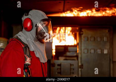 240715-N-SS900-1054 SAN DIEGO (15. Juli 2024) Machinist’s Mate (Auxiliary) 1st Class Nathan Olsen aus Gastonia, North Carolina, beobachtet Seeleute, die dem U-Boot USS Greeneville (SSN 772) der Los Angeles-Klasse während einer Feuerwehrentwicklung in der U-Boot-Trainingseinrichtung in San Diego an Bord des Marinebasis Point Loma zugewiesen wurden, 15. Juli 2024. Greenville ist Teil der Commander Submarine Squadron 11, Heimat von fünf U-Booten der Los Angeles-Klasse, die in der Lage sind, verschiedene Missionen zu unterstützen, einschließlich: Anti-U-Boot-Krieg, Anti-Schiff-Krieg, Streikkrieg und Geheimdienst, sur Stockfoto