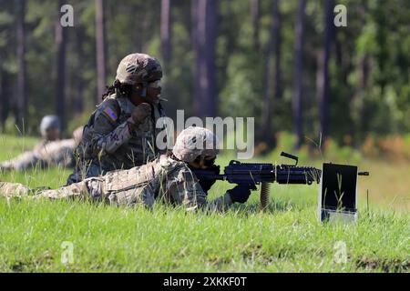 Soldaten der US-Armee, die der 3. Division Sustainment Brigade, 3. Infanteriedivision, zugewiesen wurden, feuerten am 23. Juli 2024 eine M249 Squad Automatic Waffe auf Fort Stewart, Georgia ab. Der 3. DSB testet Soldaten und Teams mit individuellen und kollektiven Verteidigungs- und Konvoi-Live-Feuerübungen, um sicherzustellen, dass kritische Logistik- und Missionsführungssysteme auf jedem Schlachtfeld geschützt werden können. (Foto der US-Armee von SPC. Elsi Delgado) Stockfoto