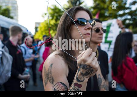 Ein Demonstrant hält einen Kleiderbügel als Symbol für illegale Abtreibung während der Demonstration. Mehrere hundert Menschen protestierten vor dem parlament für das Scheitern der Liberalisierung des Abtreibungsgesetzes der Regierung von Ministerpräsident Tusk. Der Protest wurde von der Women's Strike Organisation (Strajk Kobiet) organisiert und von Marta Lempart geleitet. Am 12. Juli hat das polnische parlament einen Gesetzesentwurf abgelehnt, der das strenge Abtreibungsgesetz Polens abgeschwächt hätte. Während die Maßnahme von der Mehrheit der Regierungskoalition unter Premierminister Donald Tusk unterstützt wurde, wurde sie dank des konservativsten Elements der besiegt Stockfoto