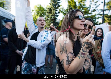 Ein Demonstrant hält einen Kleiderbügel als Symbol für illegale Abtreibung während der Demonstration. Mehrere hundert Menschen protestierten vor dem parlament für das Scheitern der Liberalisierung des Abtreibungsgesetzes der Regierung von Ministerpräsident Tusk. Der Protest wurde von der Women's Strike Organisation (Strajk Kobiet) organisiert und von Marta Lempart geleitet. Am 12. Juli hat das polnische parlament einen Gesetzesentwurf abgelehnt, der das strenge Abtreibungsgesetz Polens abgeschwächt hätte. Während die Maßnahme von der Mehrheit der Regierungskoalition unter Premierminister Donald Tusk unterstützt wurde, wurde sie dank des konservativsten Elements der besiegt Stockfoto