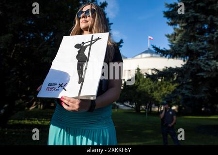 Ein Demonstrant hält während der Demonstration ein Schild mit Abtreibung. Mehrere hundert Menschen protestierten vor dem parlament für das Scheitern der Liberalisierung des Abtreibungsgesetzes der Regierung von Ministerpräsident Tusk. Der Protest wurde von der Women's Strike Organisation (Strajk Kobiet) organisiert und von Marta Lempart geleitet. Am 12. Juli hat das polnische parlament einen Gesetzesentwurf abgelehnt, der das strenge Abtreibungsgesetz Polens abgeschwächt hätte. Während die Maßnahme von der Mehrheit der Regierungskoalition unter Premierminister Donald Tusk unterstützt wurde, wurde sie durch das konservativste Element des herrschenden Lagers, das j Stockfoto